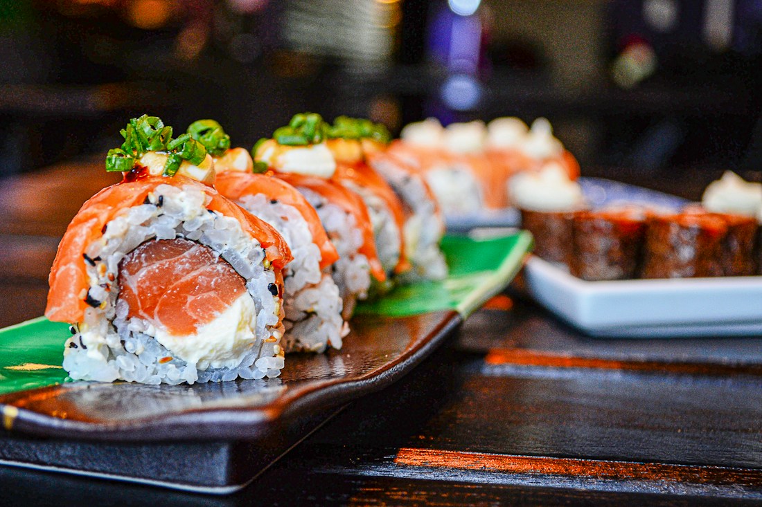 Peças de sushi com salmão. Imagem ilustrativa.